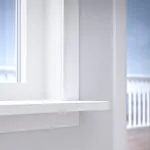 enkel vit fönsterbänk i trä