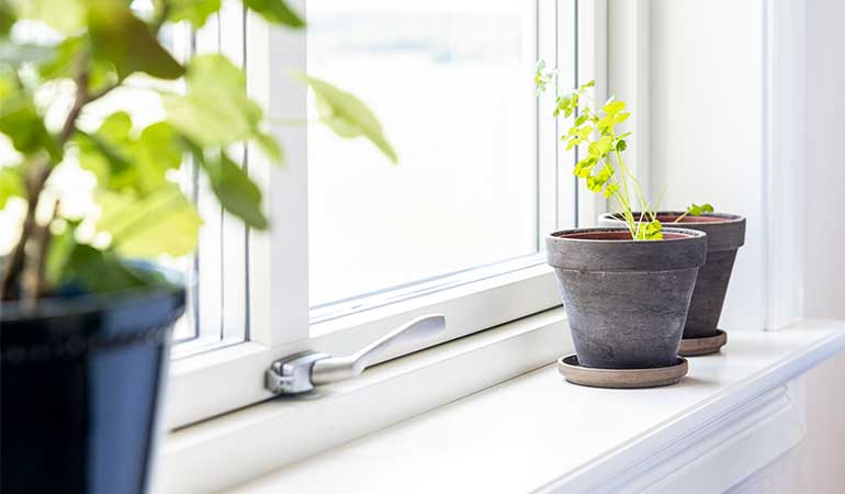 Vridfönster med glasdelande spröjs. Inifrån